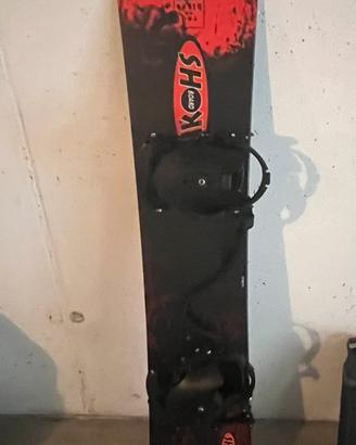 Tavola snowboard con attacchi