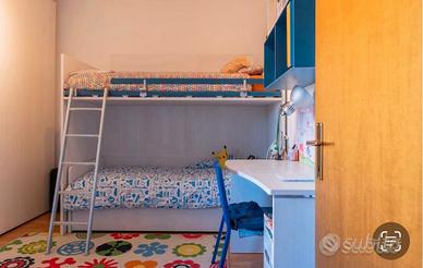 Camera con letto a castello e armadio