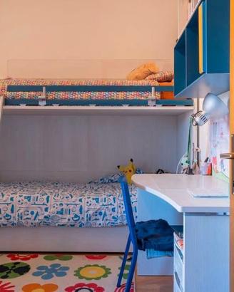 Camera con letto a castello e armadio