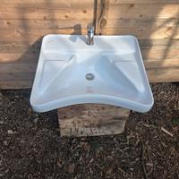 lavandino con rubinetto 