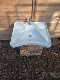 lavandino con rubinetto 