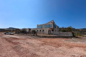 Capannone industriale con uffici