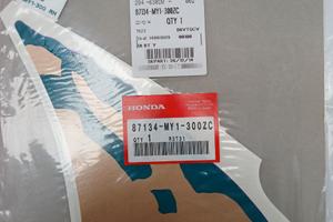 Adesivo carena anteriore cupolino Africa Twin 750