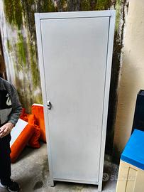 armadietto in ferro balcone giardino