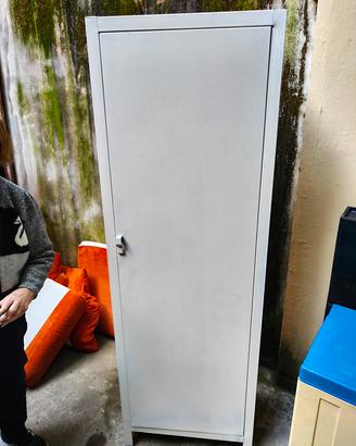 armadietto in ferro balcone giardino