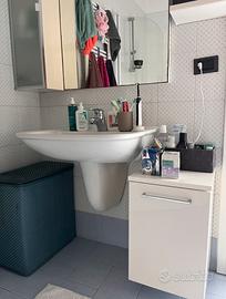 Mobili pensili e specchio per bagno