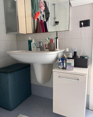 Mobili pensili e specchio per bagno