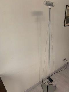 Lampada Artemide modello Acheo da terra