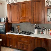 Cucina con ante in legno massello