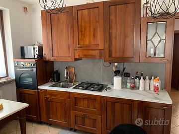 Cucina con ante in legno massello