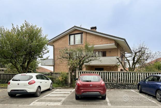 APPARTAMENTO CON TRE TERRAZZI, GIARDINO E BOX AUTO