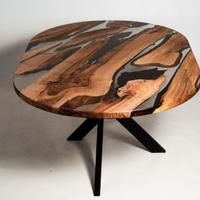 tavolo ovale in noce e resina epossidica 