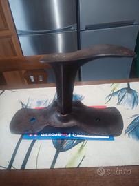 antico battisuola in ghisa