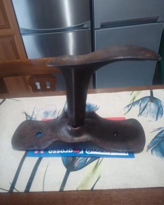 antico battisuola in ghisa