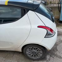 Lancia y incidentata, airbag non esplosi