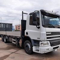 DAF CF 75.360 tre assi pianale con rampe idr