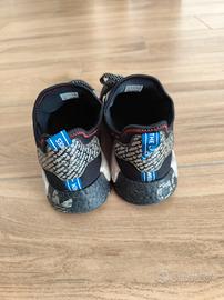 scarpe Adidas nere e blu modello NMD_R1