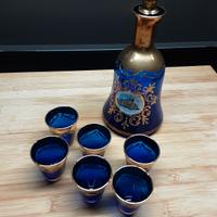 Bottiglia e bicchieri 