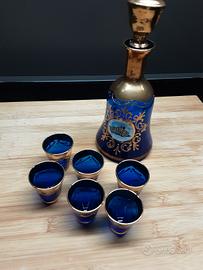 Bottiglia e bicchieri 