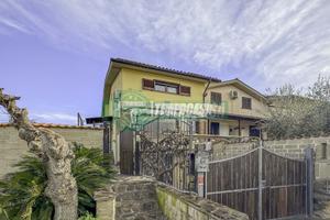 VILLA BIFAMILIARE RISTRUTTURATA IDEALE PER DUE UNI