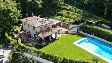 Villa di 353 m² con più di 5 locali a Camaiore