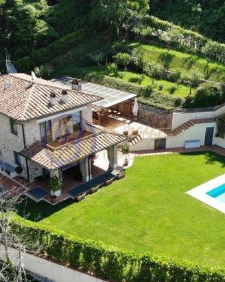 Villa di 353 m² con più di 5 locali a Camaiore