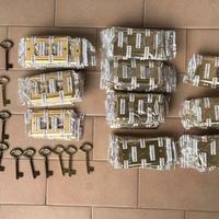 82 Placche in ottone + 18 chiavi Mandelli