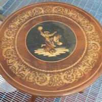 Tavolino rotondo intarsiato dipinto a mano