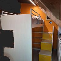 Letto a soppalco con libreria