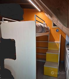 Letto a soppalco con libreria