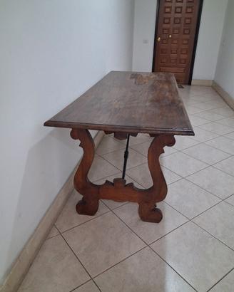 Tavolo in legno. 