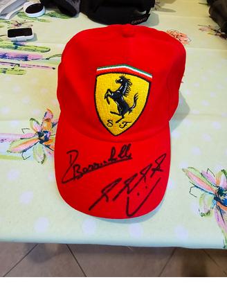 cappello Ferrari autografato