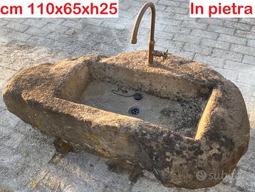 Antico lavello lavandino in pietra