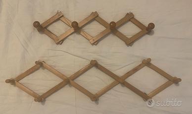 Due appendiabiti in legno estendibili