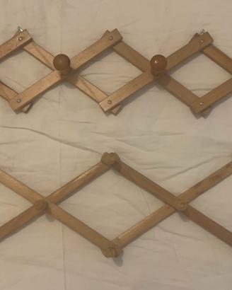 Due appendiabiti in legno estendibili