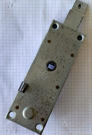 Serratura basculante per box o serranda