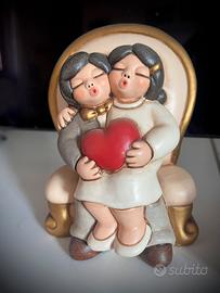 THUN - copia sposi abbracciati su poltrona con ❤️
