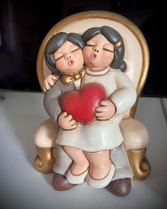 THUN - copia sposi abbracciati su poltrona con ❤️