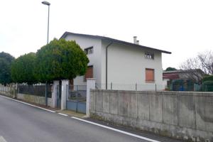 CASA INDIPENDENTE AD UN PASSO DAL CENTRO: spazi...