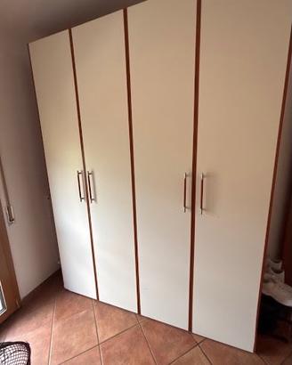Camera da letto singola con armadio e scrivania