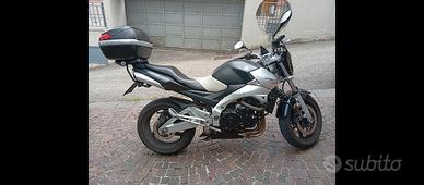 Moto Suzuki GSR 600