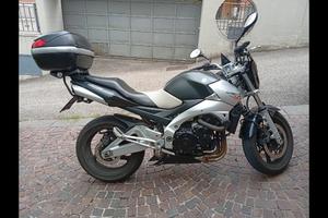 Moto Suzuki GSR 600