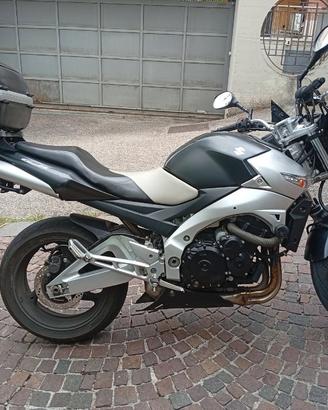 Moto Suzuki GSR 600