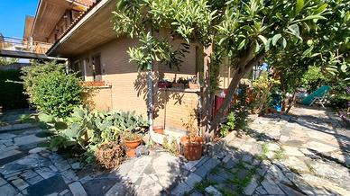 Appartamento con ingresso indipendente e cortile