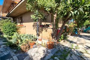 Appartamento con ingresso indipendente e cortile