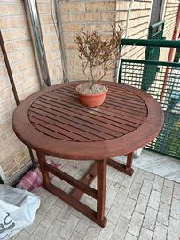 Tavolo con sedie da giardino