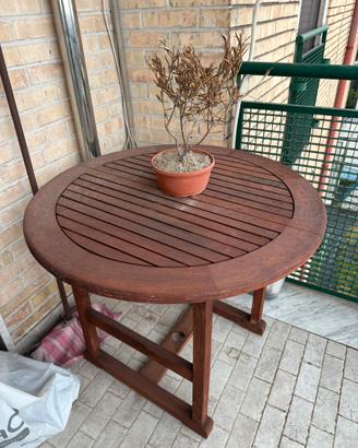 Tavolo con sedie da giardino