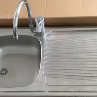 Lavabo in acciaio con rubinetto