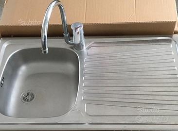 Lavabo in acciaio con rubinetto