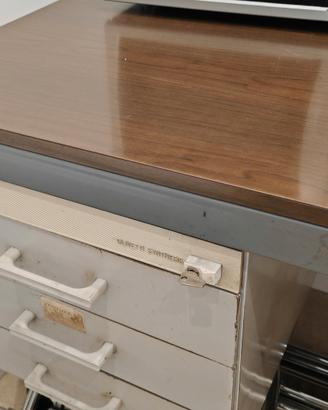 Scrivania Olivetti synthesis